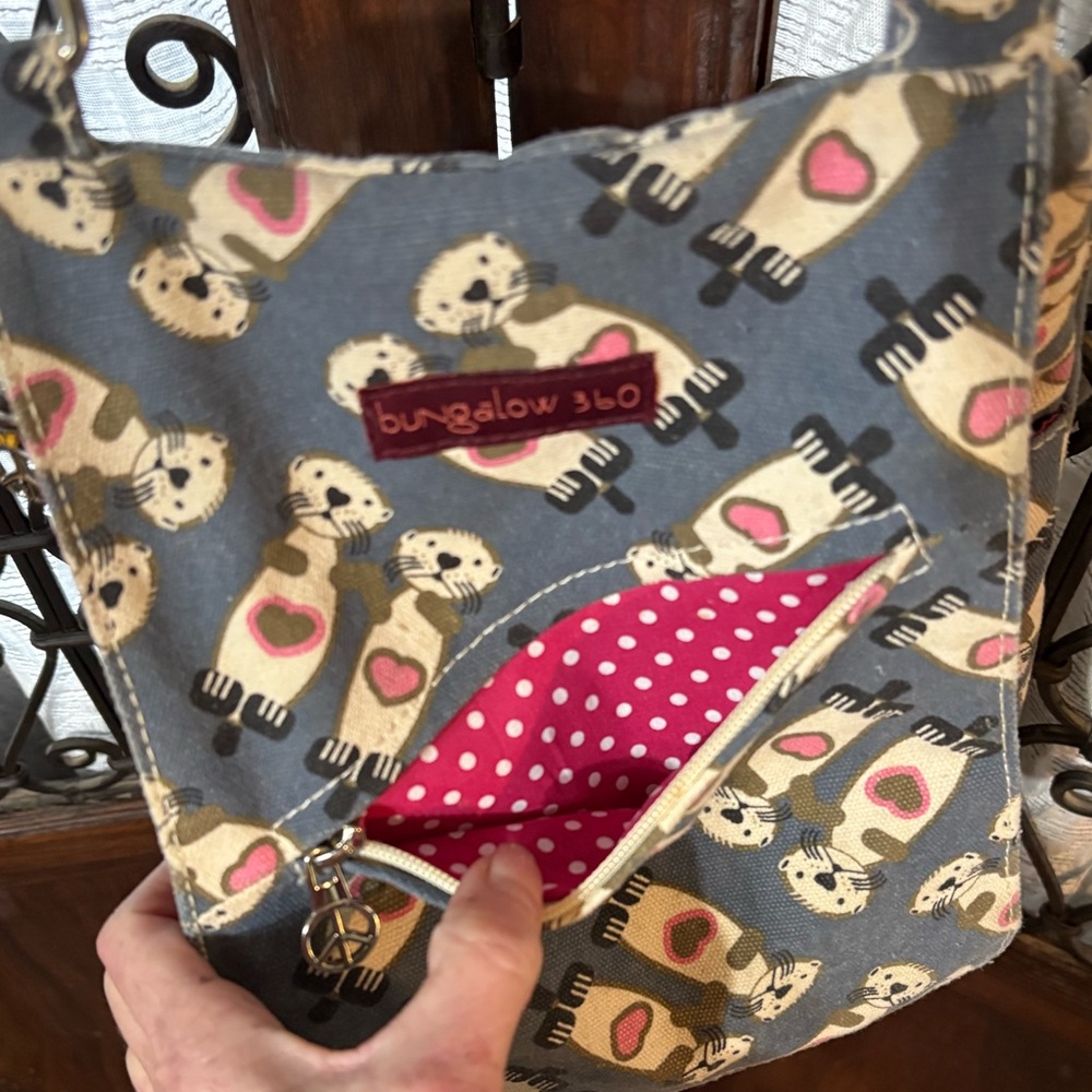 Bungalow 360 🦦 Otter Print Shoulder Bag in Blue and Pink - Picture 5 of 9